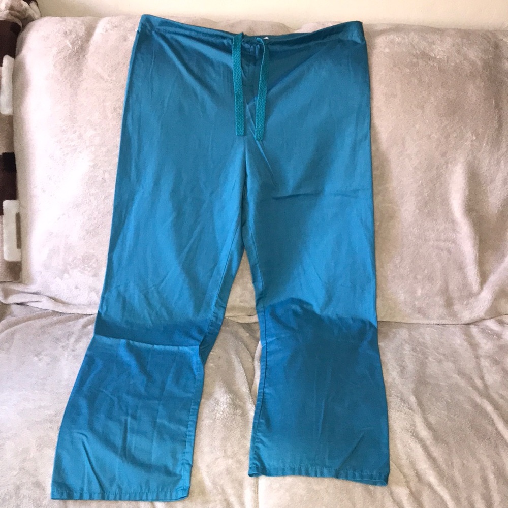 Blue/green scrub pants size small one back pocket 💕